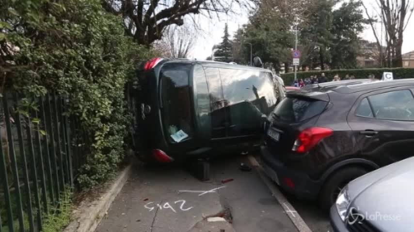 Milano, auto si ribalta nel parcheggio di una scuola elementare