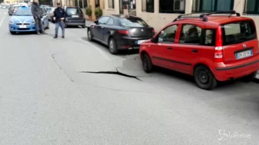 Nuova voragine a Roma: ecco il momento in cui si apre il cratere sull’Appia