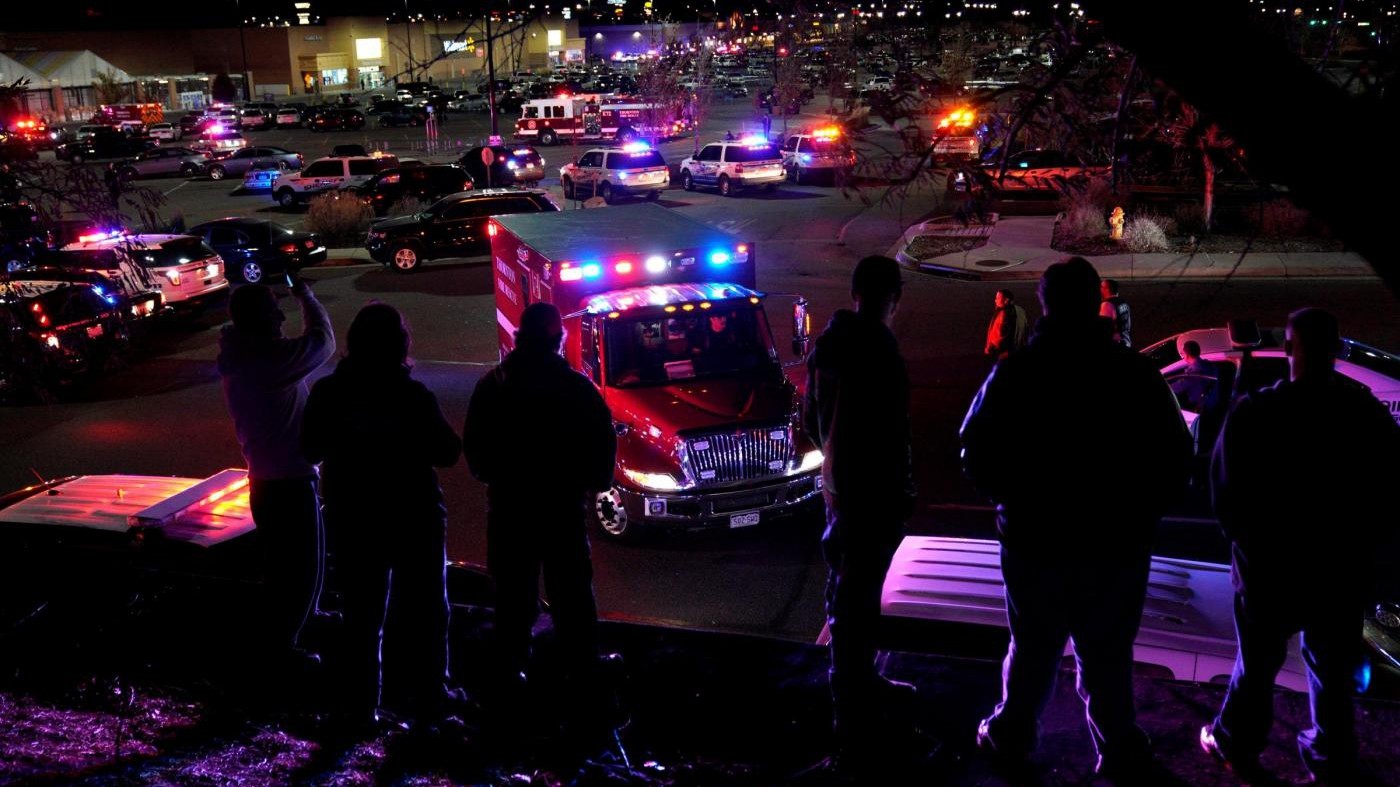 Colorado, spari in un centro commerciale Walmart a Thornton: tre vittime. Arrestato un sospettato in fuga