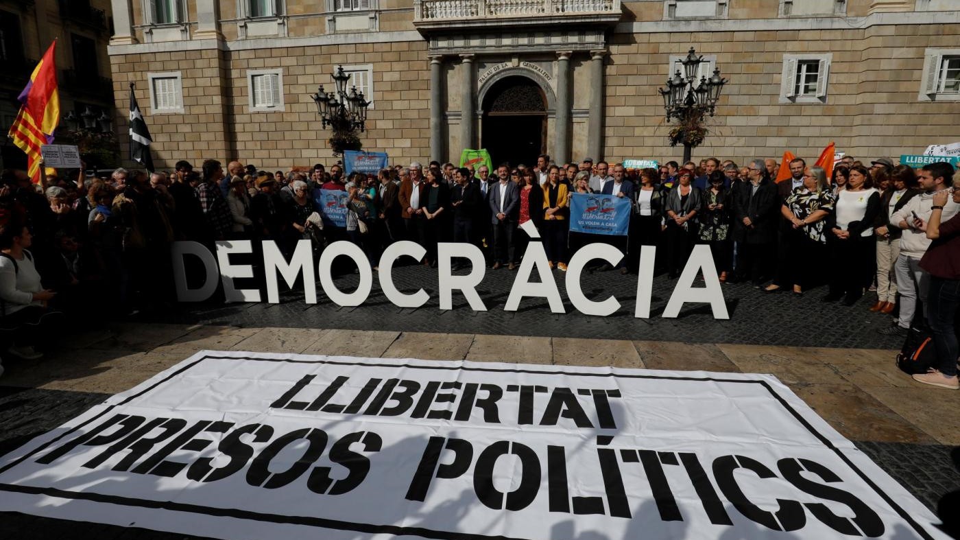 Catalogna, arriva l’ordine d’arresto per Puigdemont e membri del suo governo