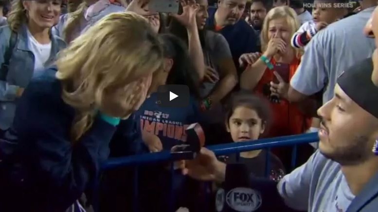 Baseball, in ginocchio in diretta tv dopo la vittoria: “Daniella, vuoi sposarmi?” | VIDEO
