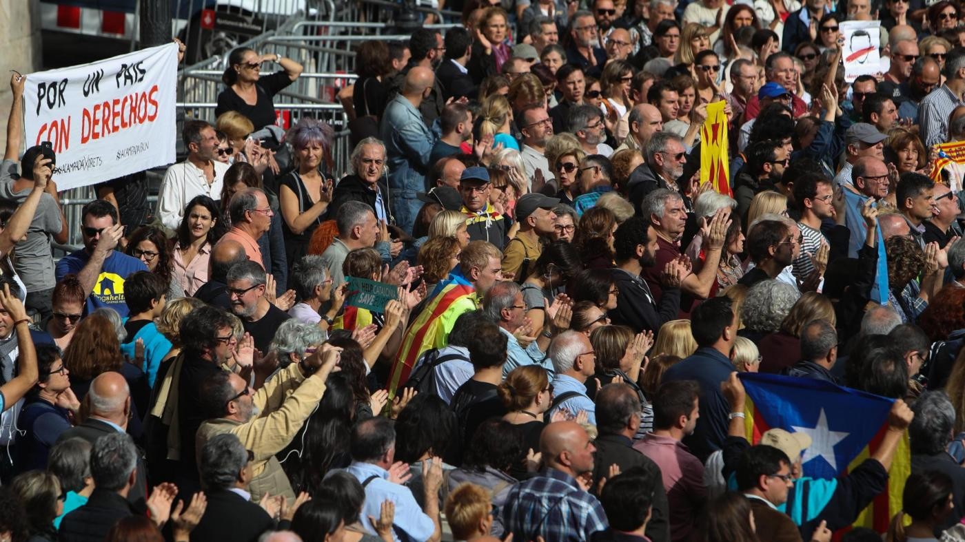 Catalogna, arriva l’ordine d’arresto per Puigdemont e membri del suo governo