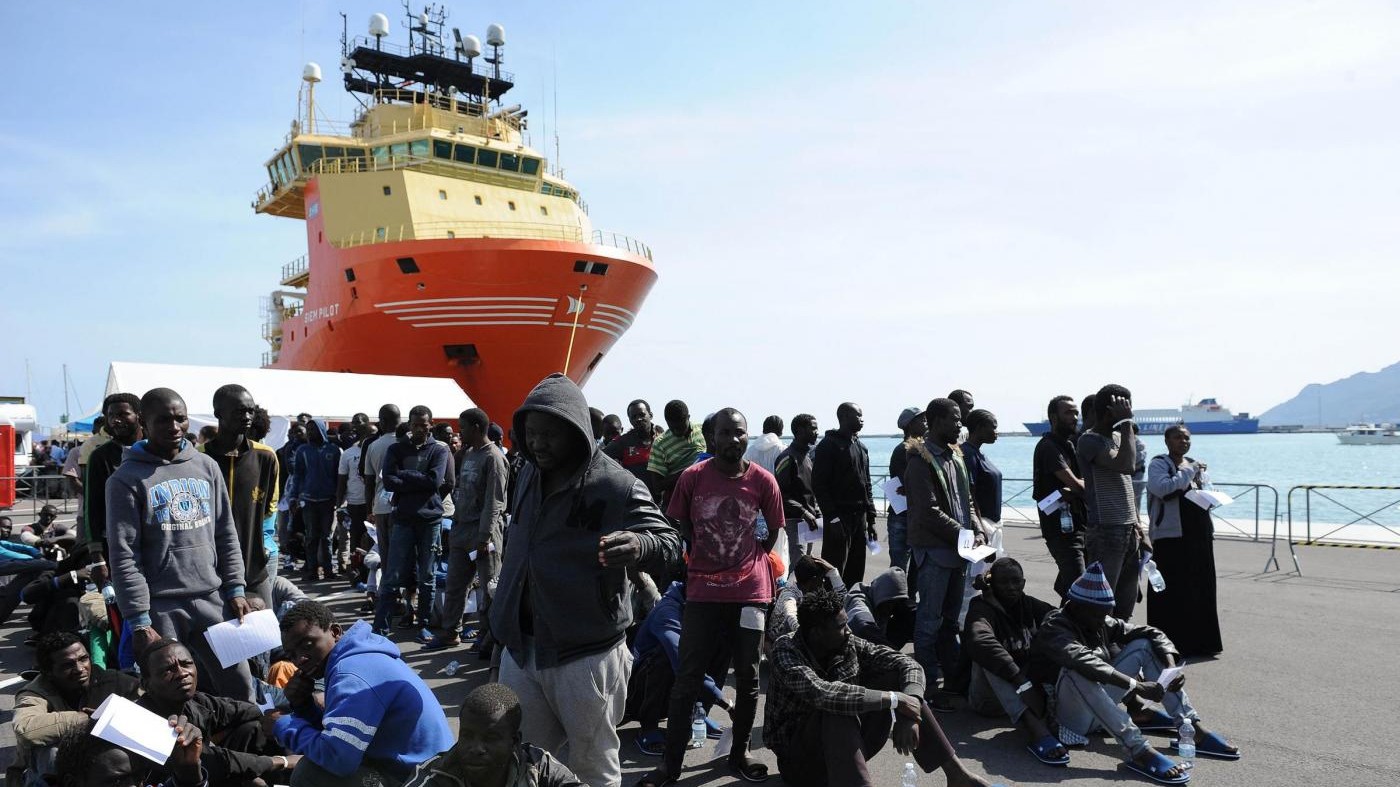 Salerno, sbarcati 375 migranti, 26 donne muoiono nella traversata