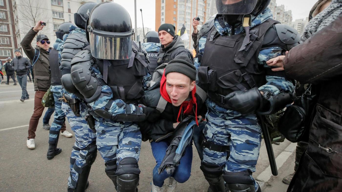 Russia, oltre 200 arresti a Mosca nella protesta anti-Putin