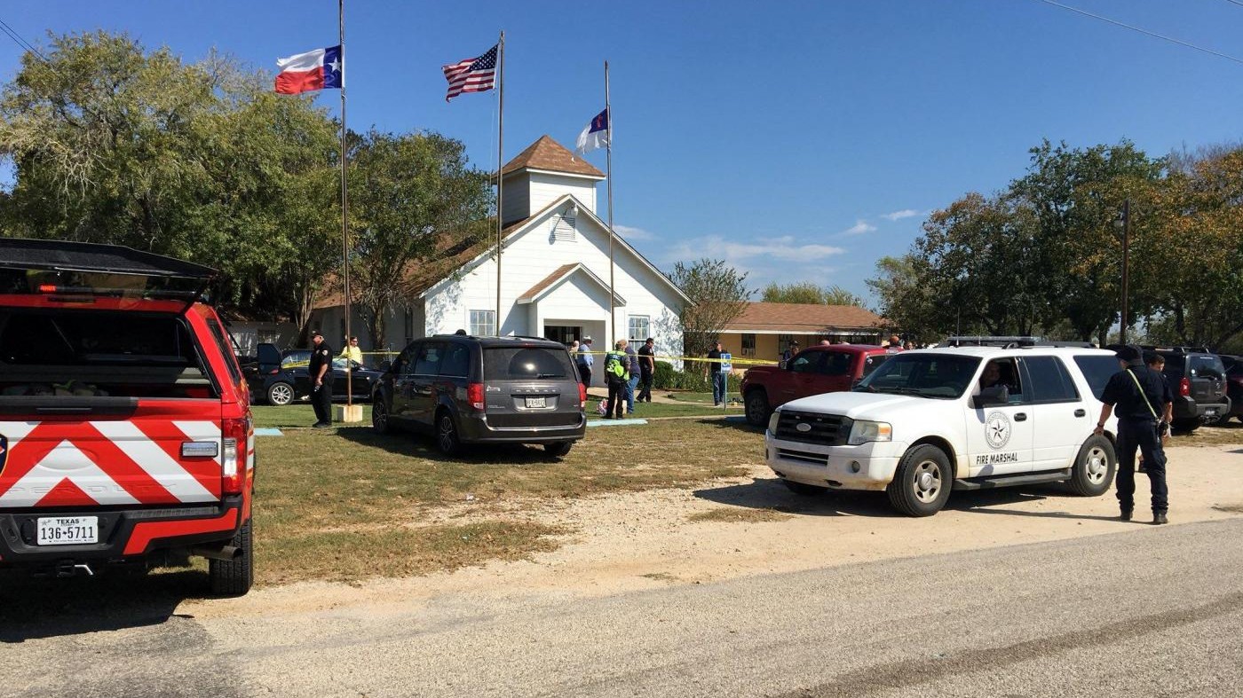 Spari in una chiesa del Texas: 26 vittime. Trump: “Killer uno squilibrato. Le armi non sono il problema”
