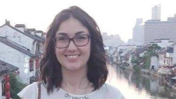 Cina, 25enne italiana precipita da 3° piano e muore. Il fratello: Escludiamo suicidio