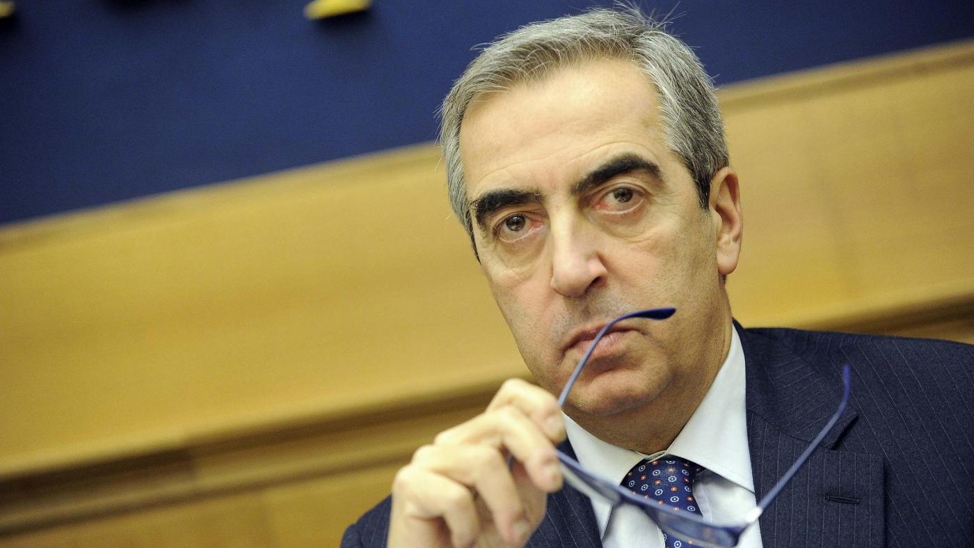 Gasparri contro Di Maio: “Non lo chiamerei nemmeno per sturarmi il lavandino a casa”