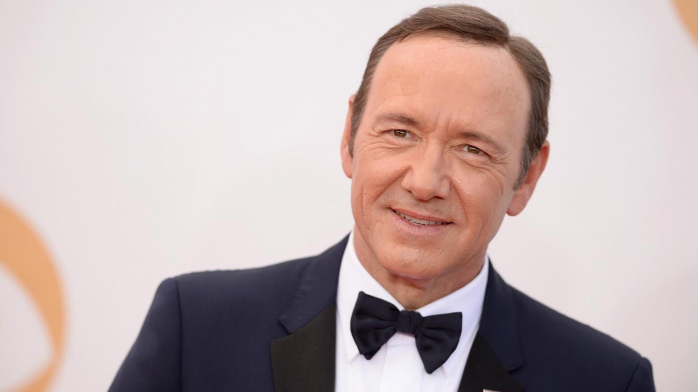 Kevin Spacey e il party selvaggio su uno yacht con 11 ragazzi nel Golfo di Napoli