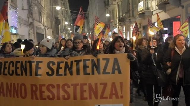 Torino, centinaia di maestre in piazza contro la sentenza che le “licenzia”