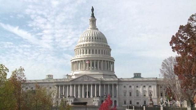Usa, Senato vota contro finanziamento del governo. Trump: “Vogliono svilire il successo dei tagli alle tasse”