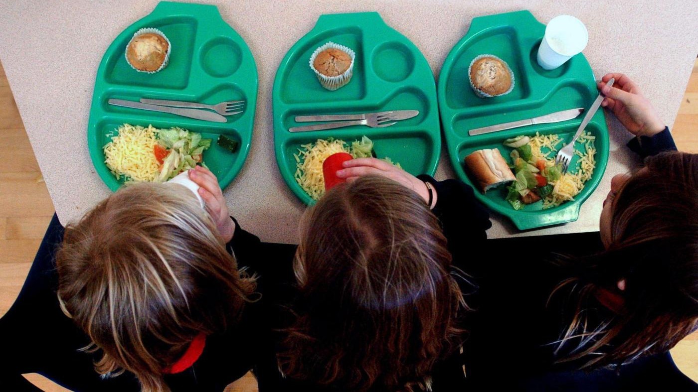 Montevarchi, genitori non pagano la mensa: pane e olio ai figli