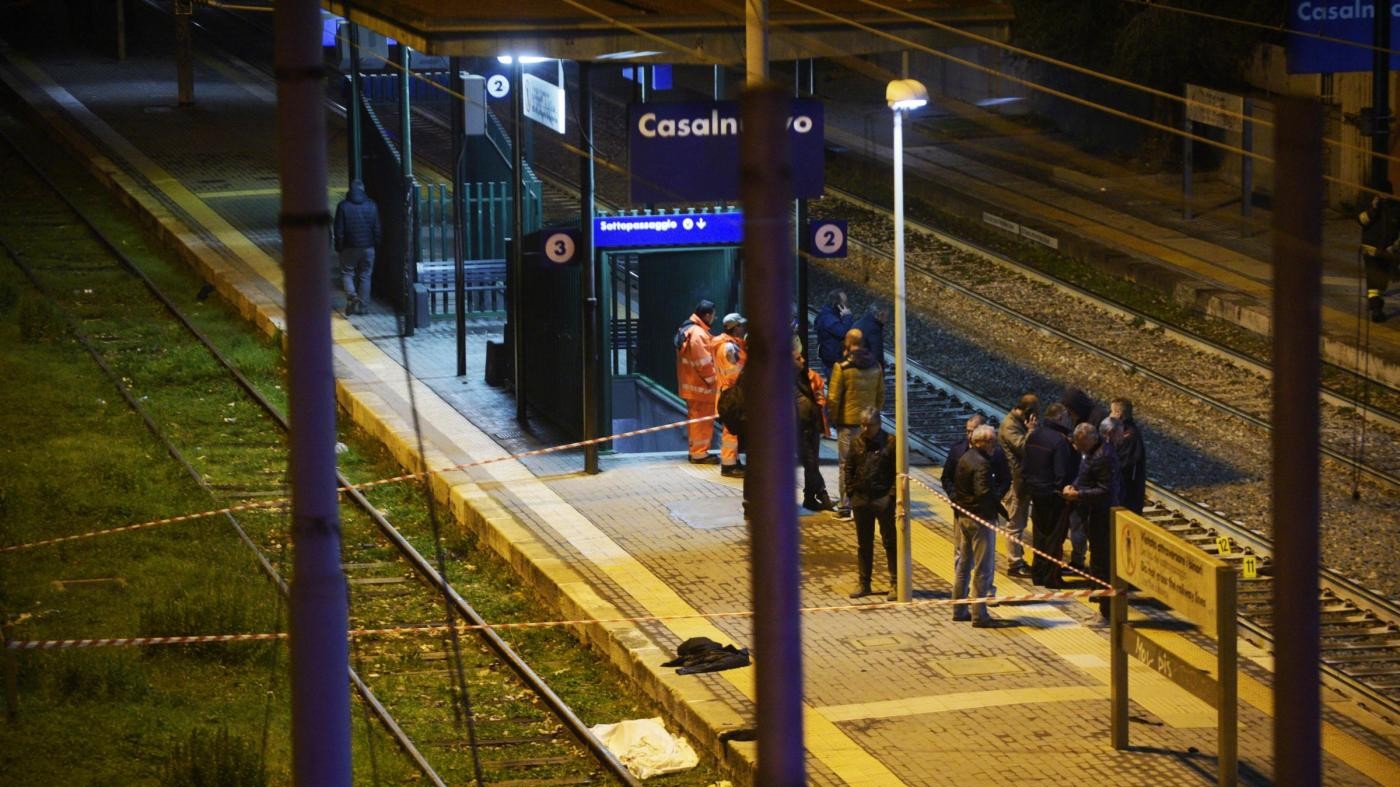 Napoli, ragazza investita da un treno davanti al padre