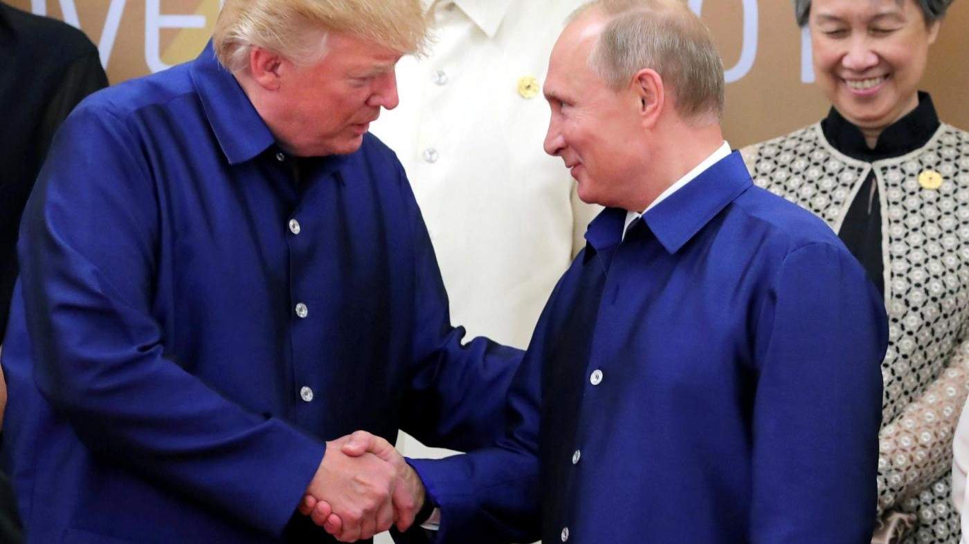 Putin vede Trump: “Mai intromesso in elezioni”. Il tycoon: “Gli credo”