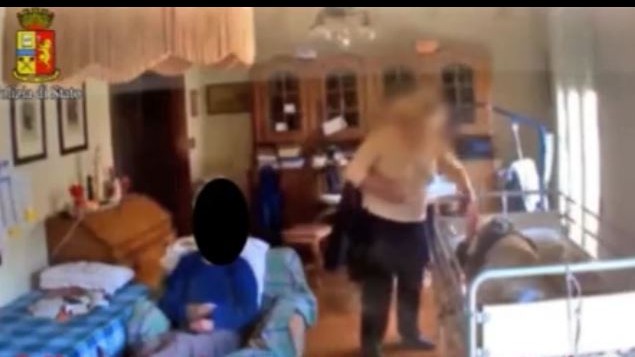 Sputi e botte alla coppia di anziani. Allontanata la badante