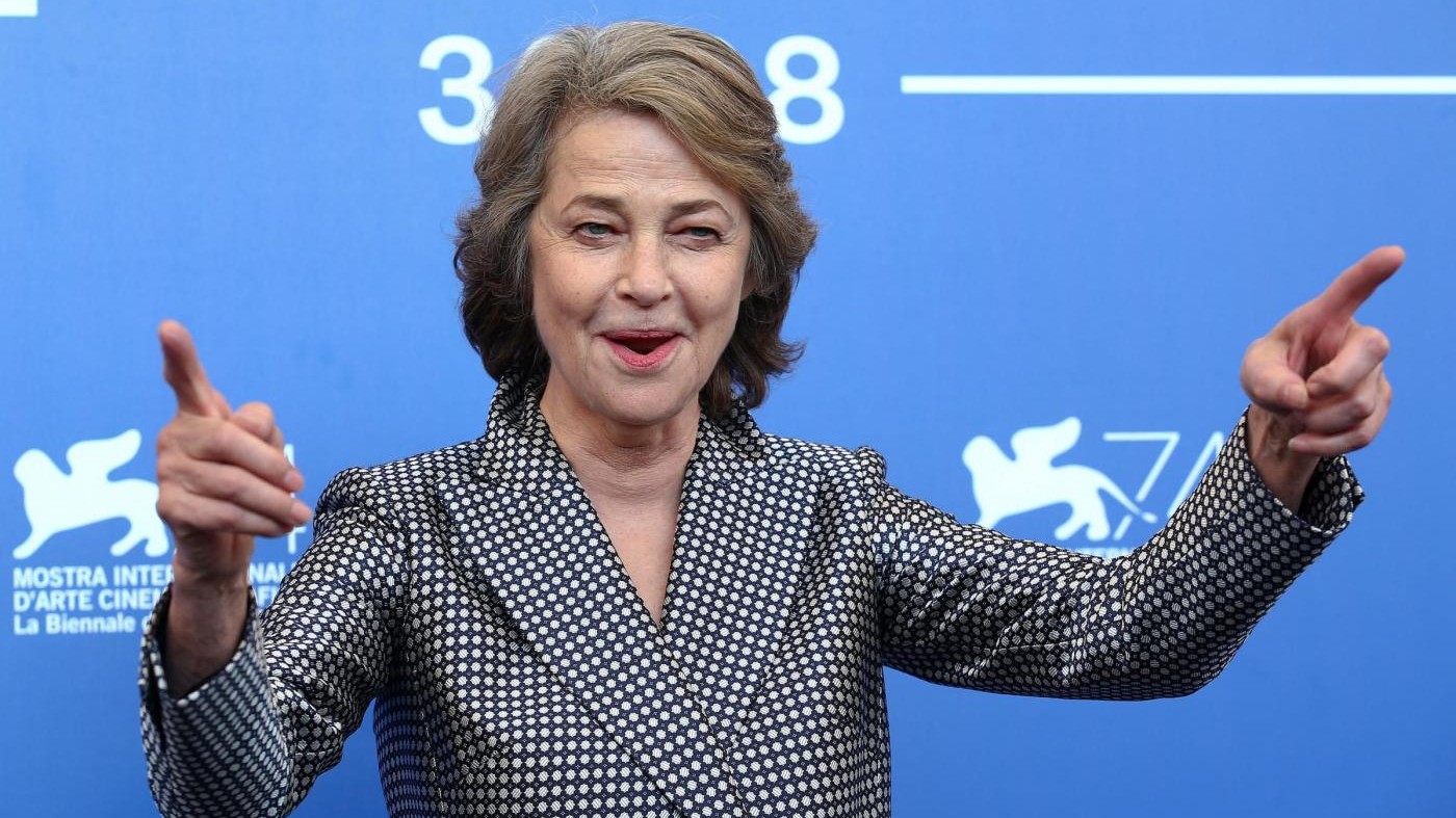 Senza veli a 71 anni, Rampling vince la Coppa Volpi: “L’Italia è la mia più grande ispirazione”