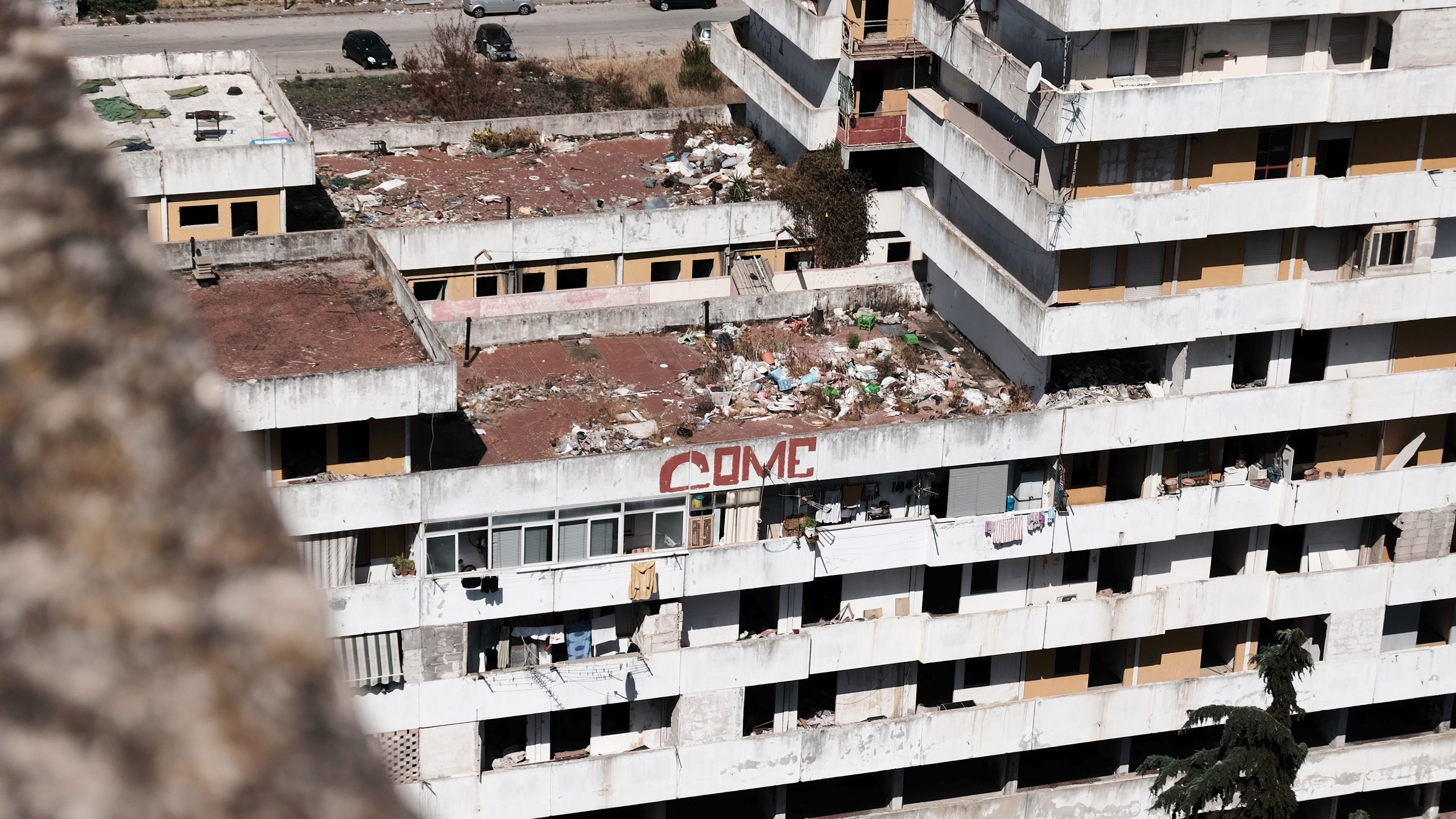 Scampia, gli ultimi giorni delle Vele tra degrado, amianto e speranza