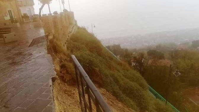 Frane e allagamenti in Abruzzo, crolla il belvedere di Silvi