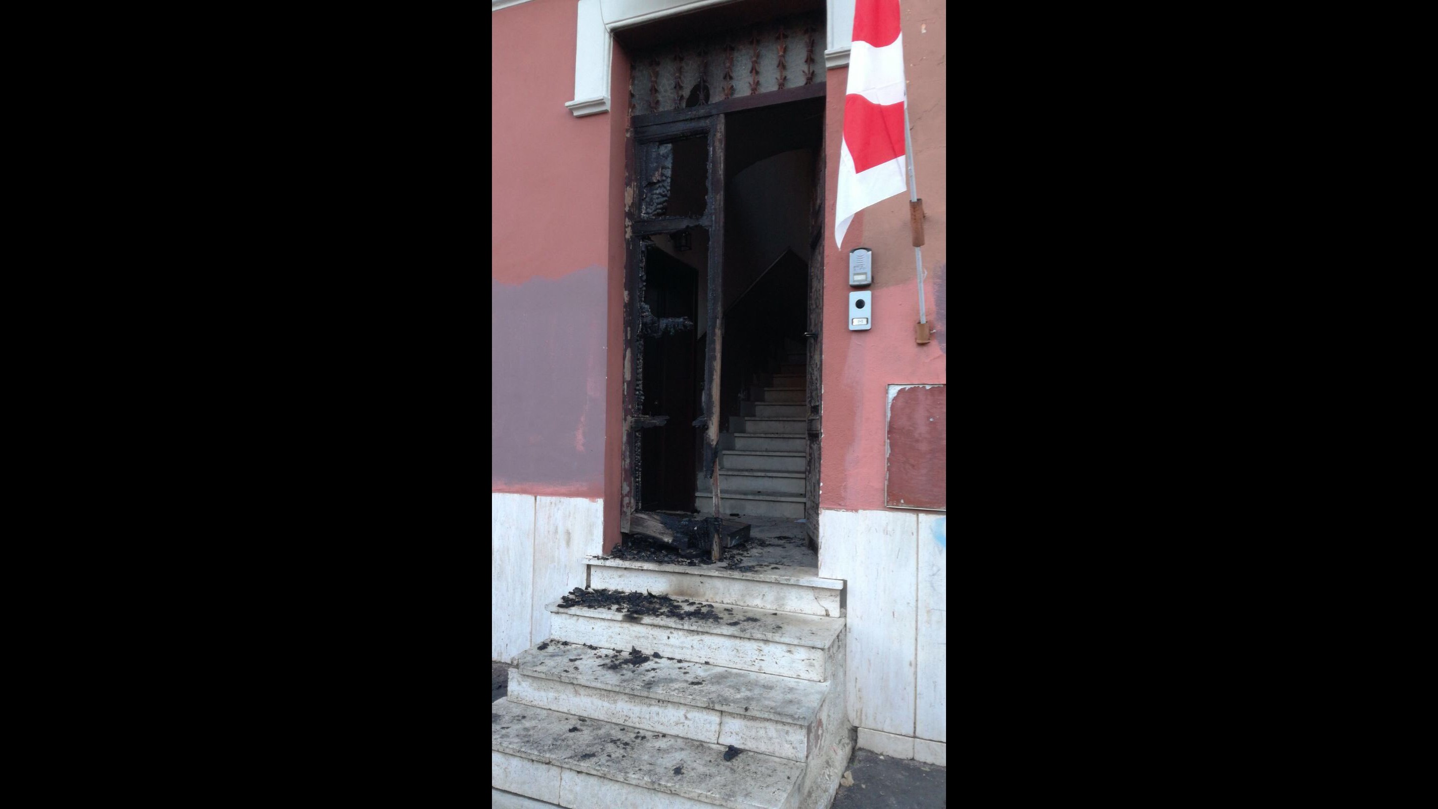 “Incendiato nella notte il portone della sede Pd a Ostia”. Renzi: “Non abbiamo paura”