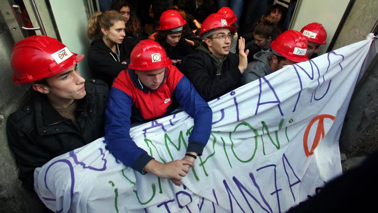 Studenti in piazza contro alternanza scuola-lavoro: tensioni a Milano
