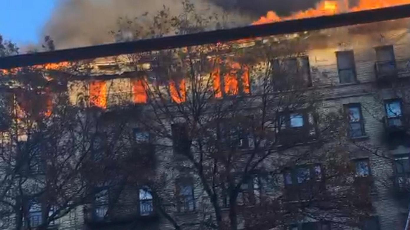 New York, incendio in un palazzo di sette piani a Manhattan
