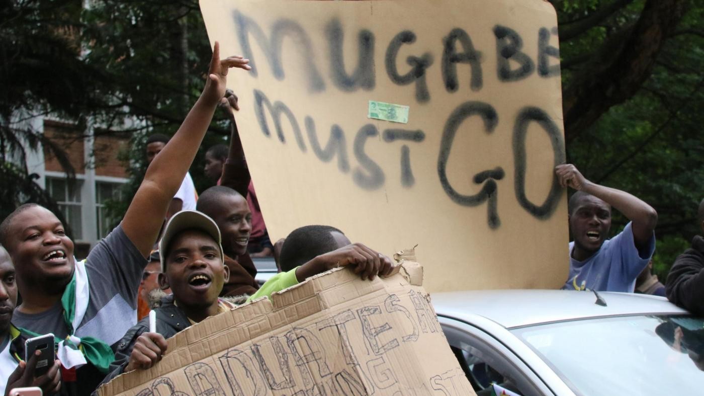 Zimbabwe, manifestanti anti-Mugabe marciano verso residenza presidente
