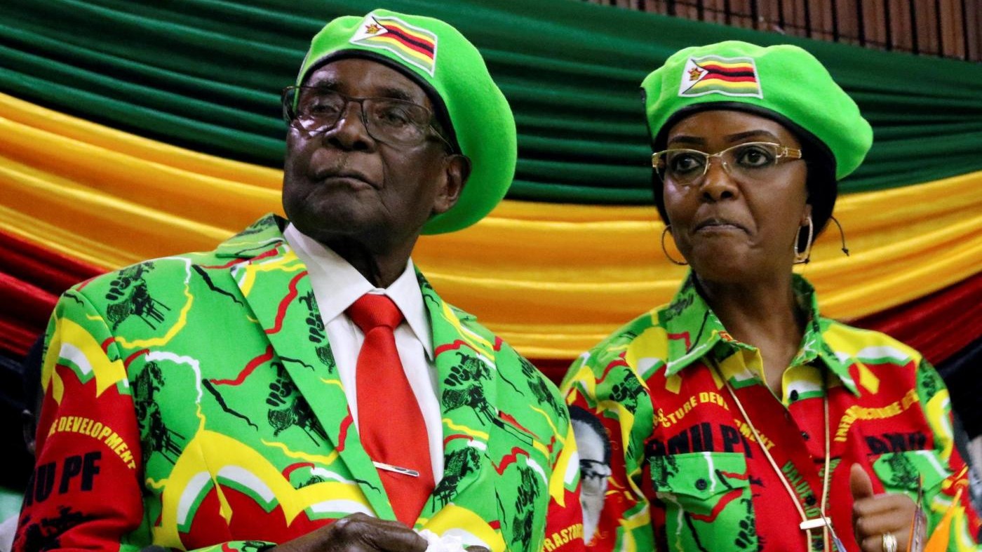 Zimbabwe, Mugabe resiste e non si dimette. Lui e la moglie espulsi dal partito
