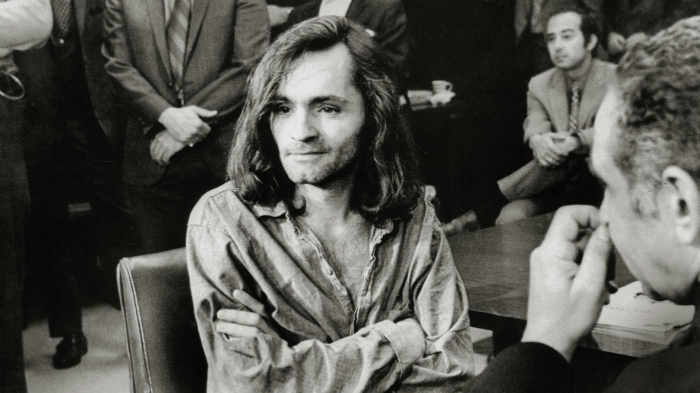 Infanzia difficile e omicidi spietati: chi era Charles Manson, mostro del massacro di Bel Air