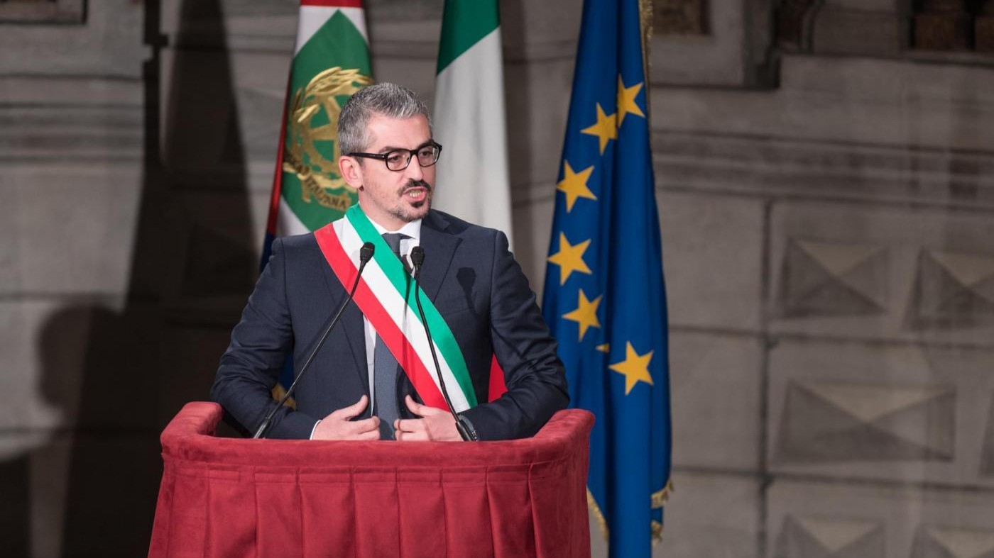 Mantova, favori sessuali in cambio di fondi: indagato il sindaco
