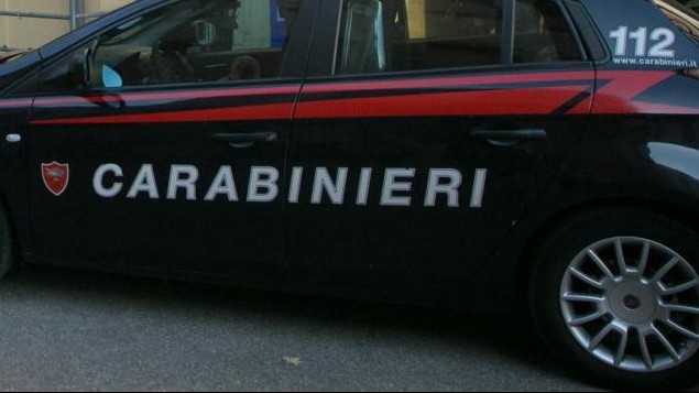 Piombino, ucciso con tre pallottole poi bruciato in casa: killer confessa