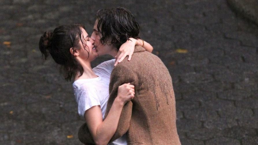 Selena Gomez e Timothee Chalamet, bacio appassionato sul set di Woody Allen