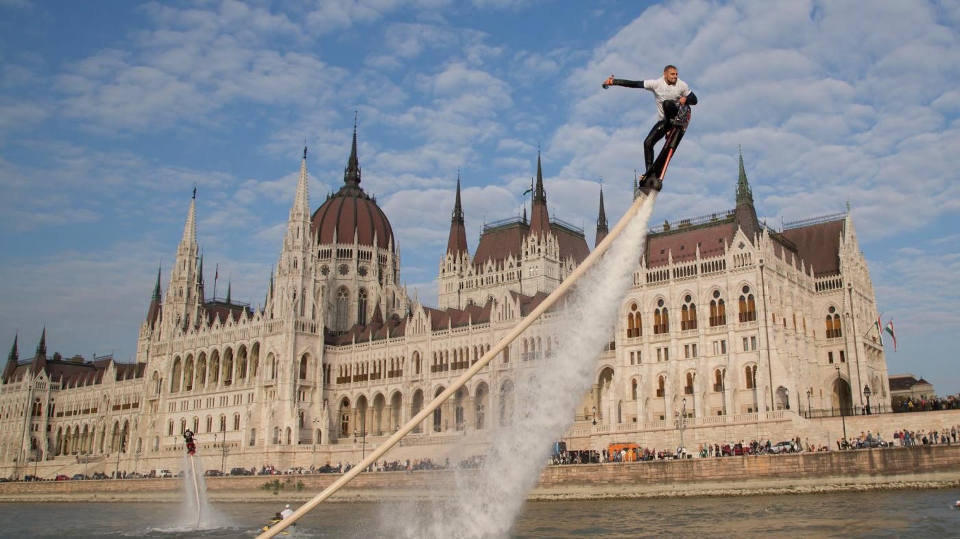 A pelo d’acqua sul Danubio: flyboards in volo a Budapest