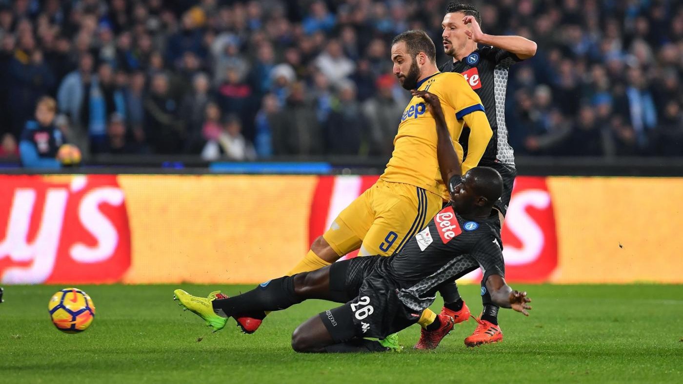 Juve, la vendetta di Higuain. Vittoria a Napoli. L’Inter ringrazia, classifica cortissima