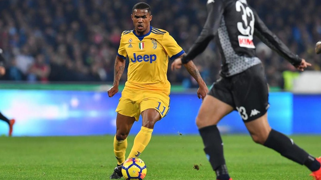Douglas e Higuain spaccano la partita. Hamsik e Callejon non pervenuti