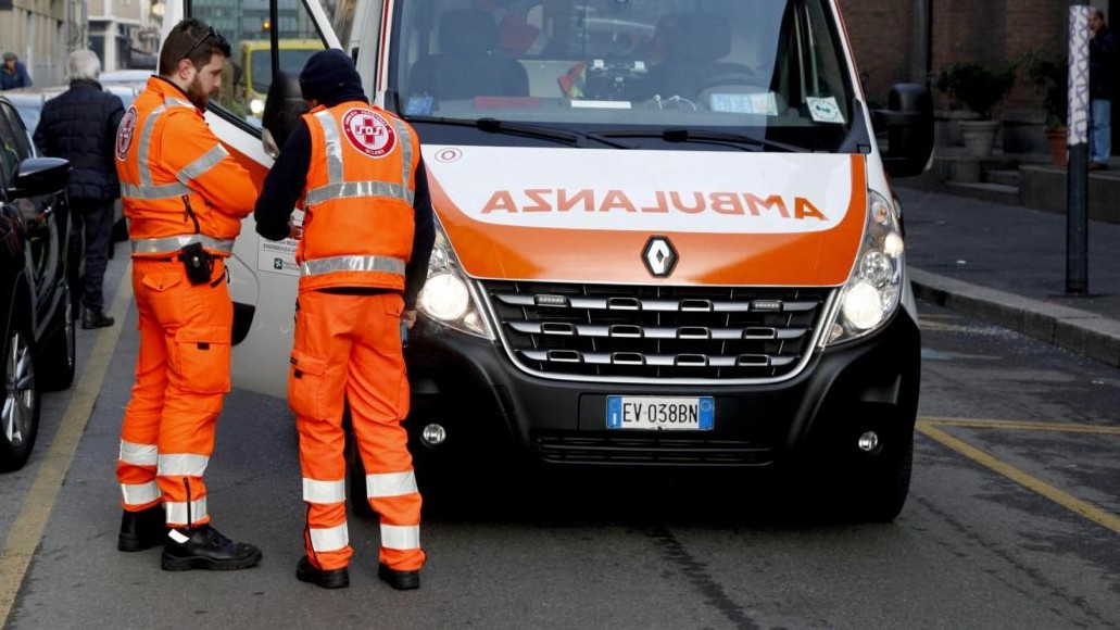 Milano, allontana nordafricani dal McDonald’s: accoltellato addetto sicurezza