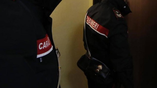 Firenze, carabiniere espone bandiera del Reich in caserma: “Non sapevo fosse neonazista”