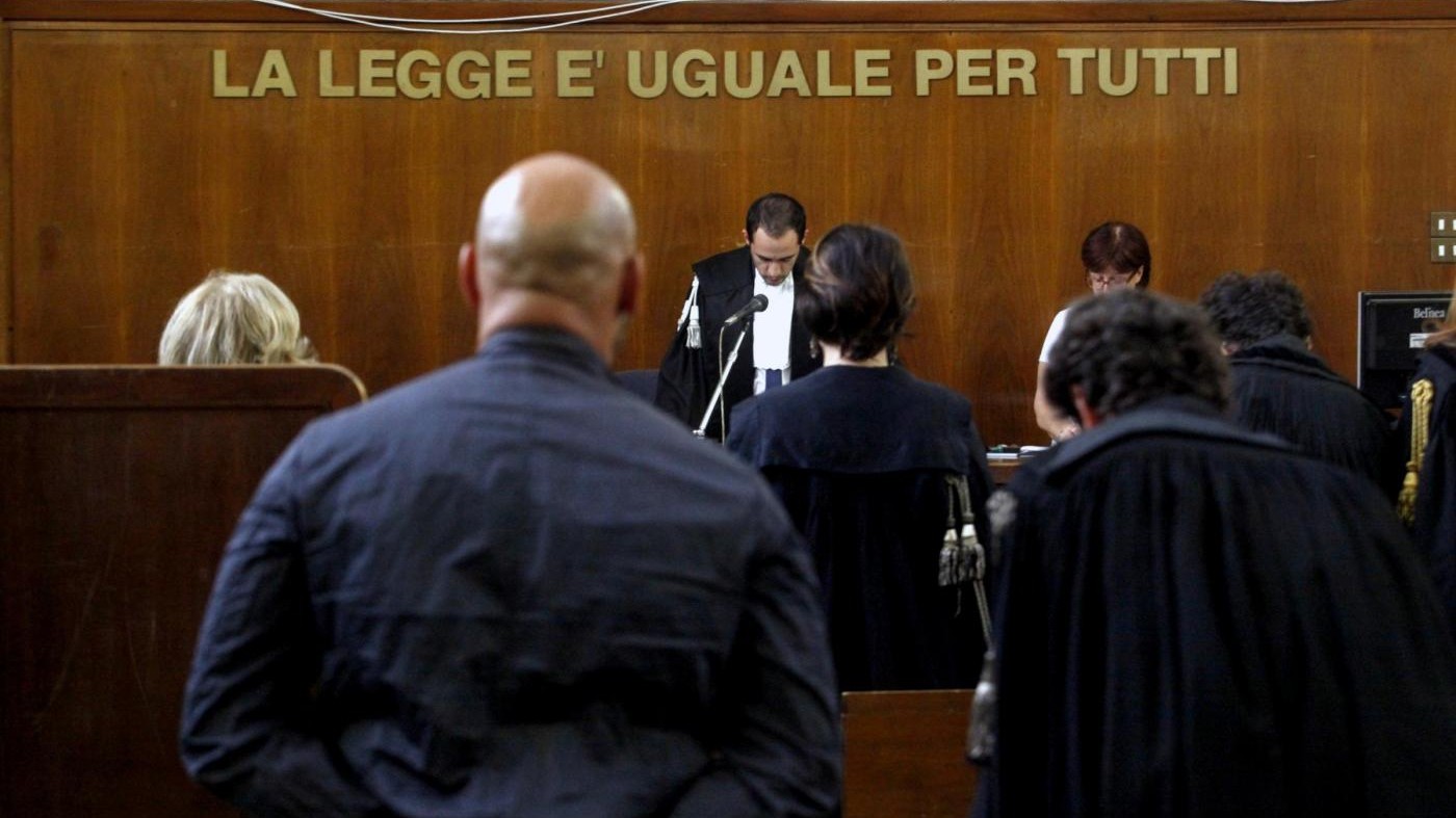 Siena, la sua casa all’asta: donna disabile si taglia le vene in tribunale