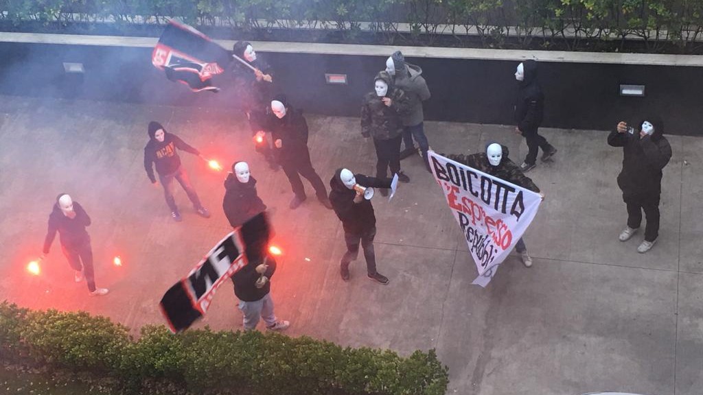 Spedizione di Forza Nuova sotto la sede di Repubblica