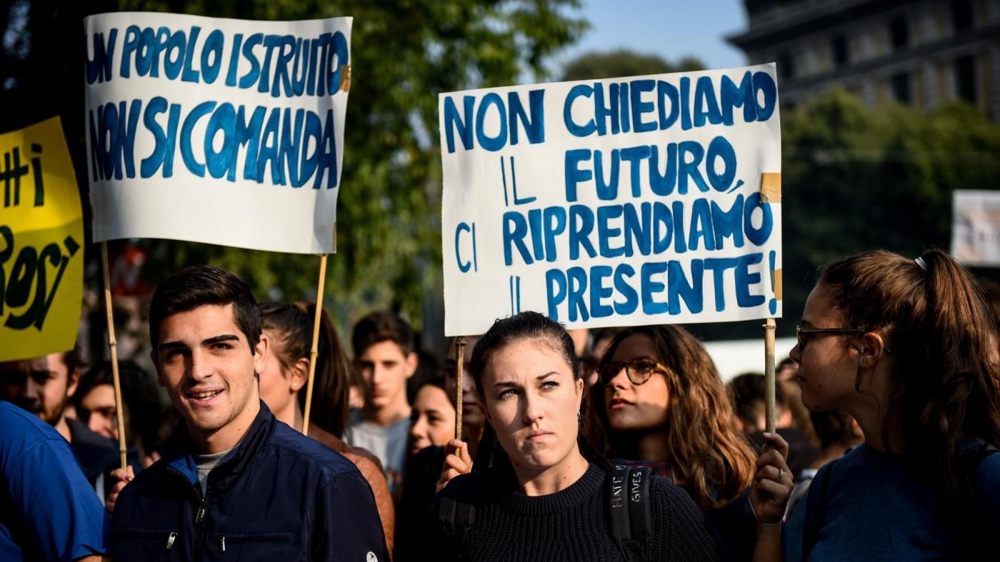 Milano, gli studenti in protesta: “Ci riprendiamo il presente”