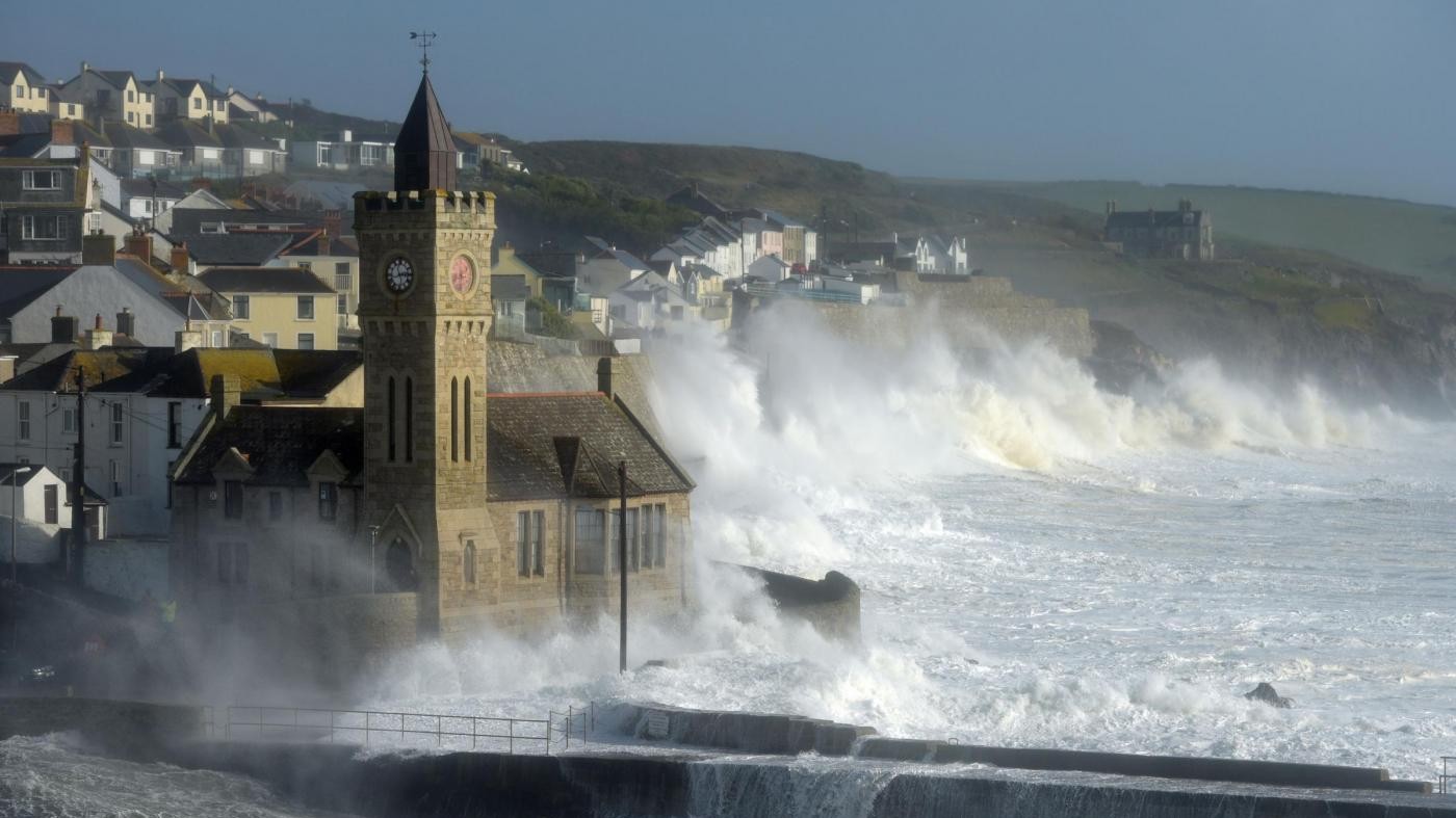 Gran Bretagna, venti a 190 km/h e allagamenti: è arrivato Ophelia