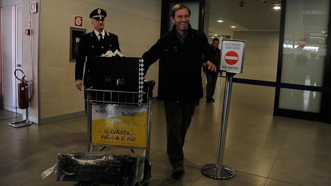 Nigeria, don Pallù torna a casa. L’arrivo all’aeroporto di Firenze