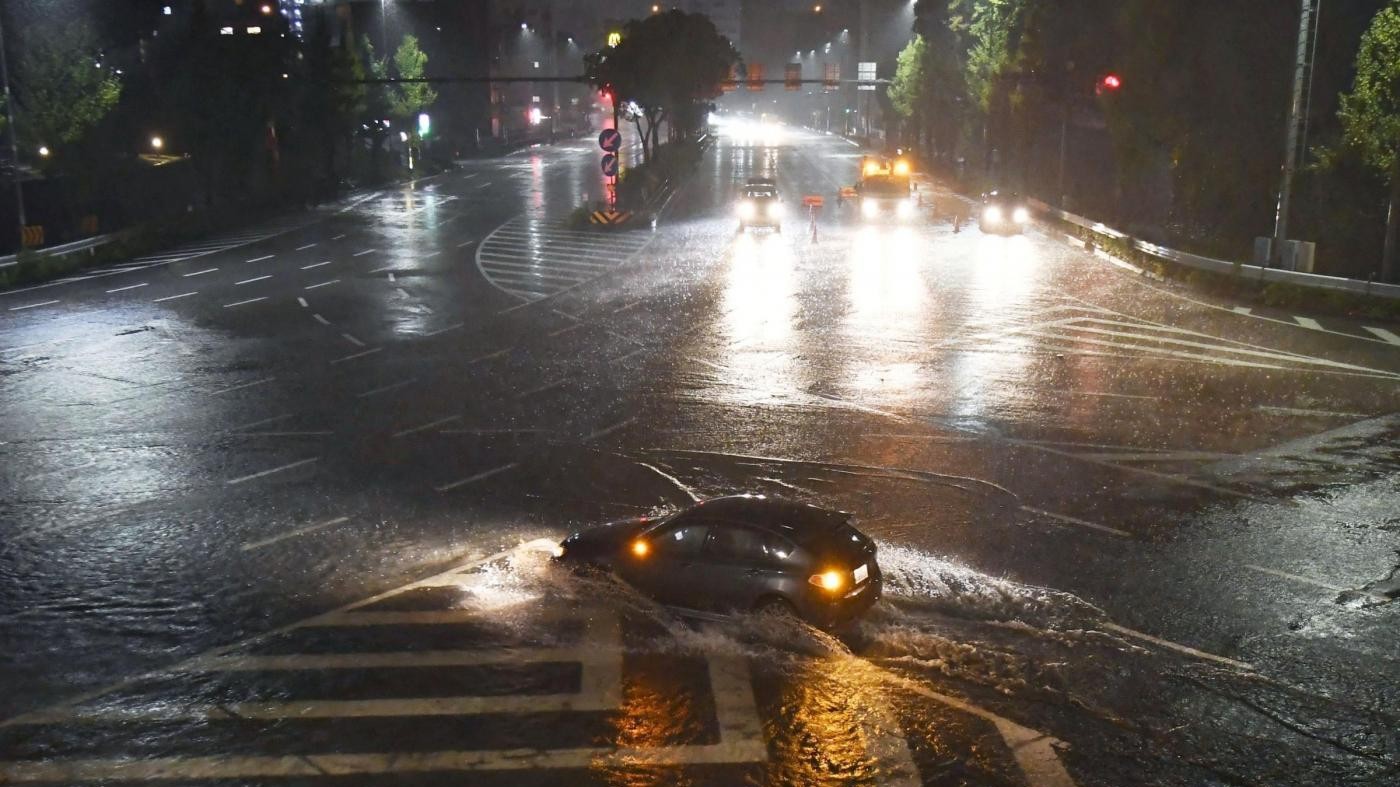 Giappone, arriva tifone Lan: 5 morti, 132 feriti e 44mila evacuati