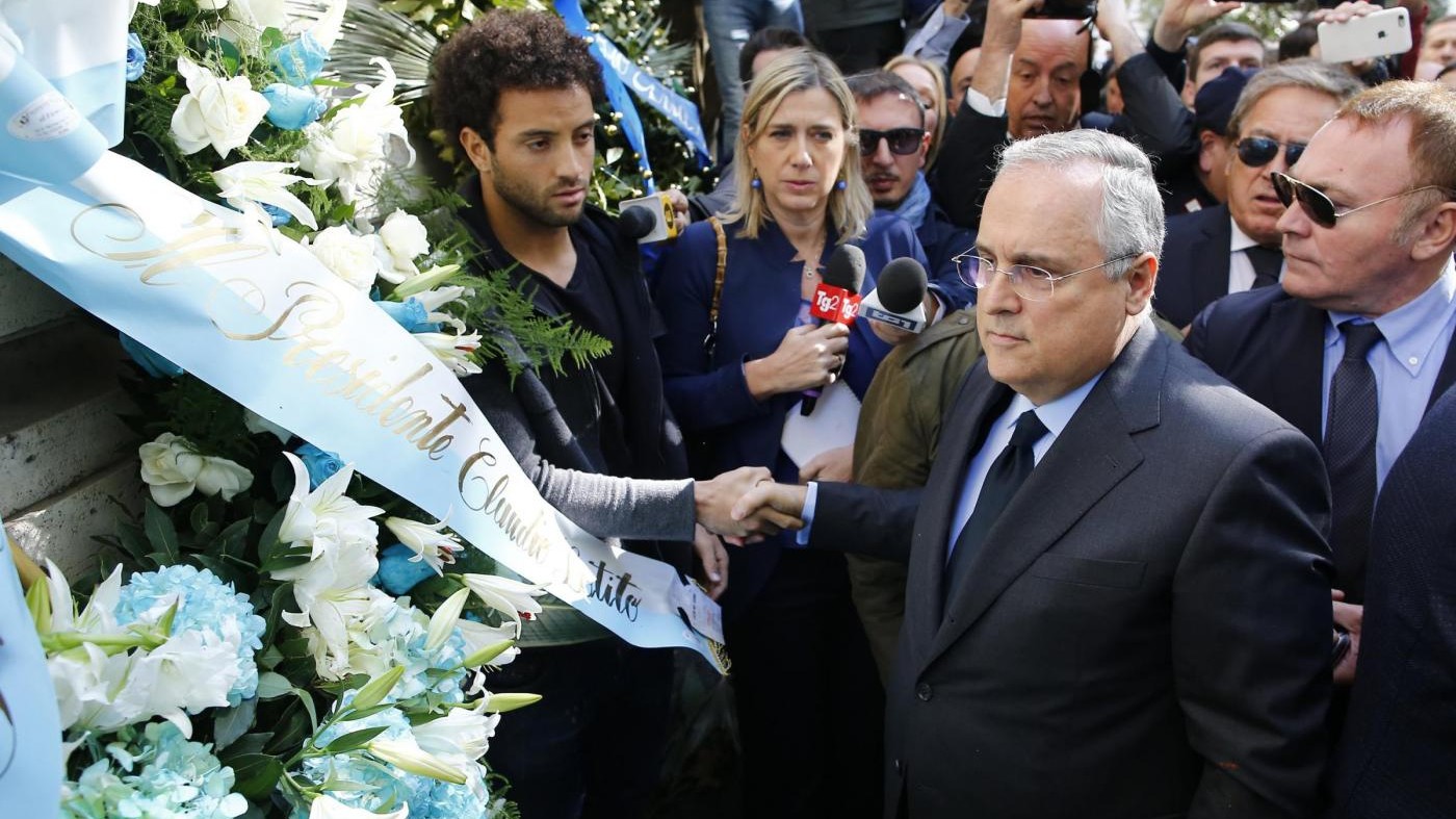 Anna Frank con la maglia della Roma, la corona di fiori di Lotito in Sinagoga