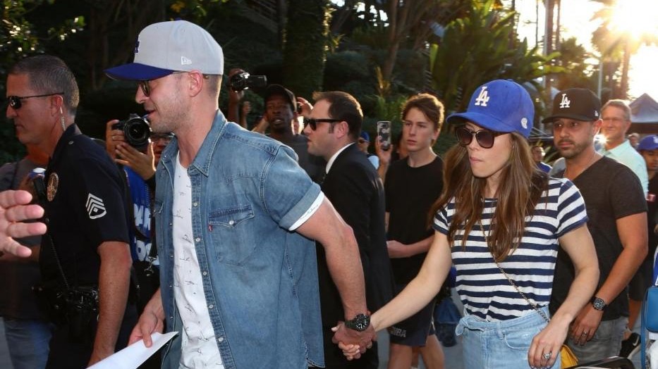 Los Angeles, Justin Timberlake e Jessica Biel mano nella mano allo stadio