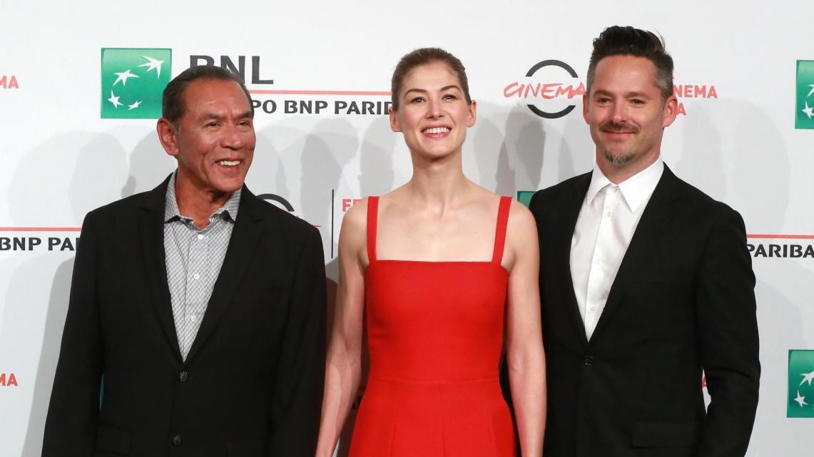 Festa del cinema: Rosamund Pike, l’abito rosso e l’accessorio perfetto