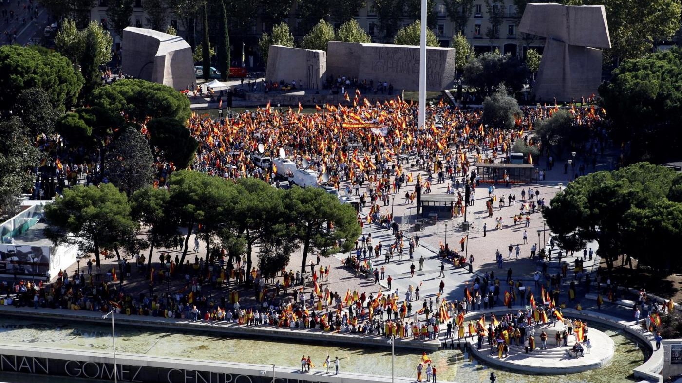 Catalogna, migliaia di unionisti manifestano a Madrid