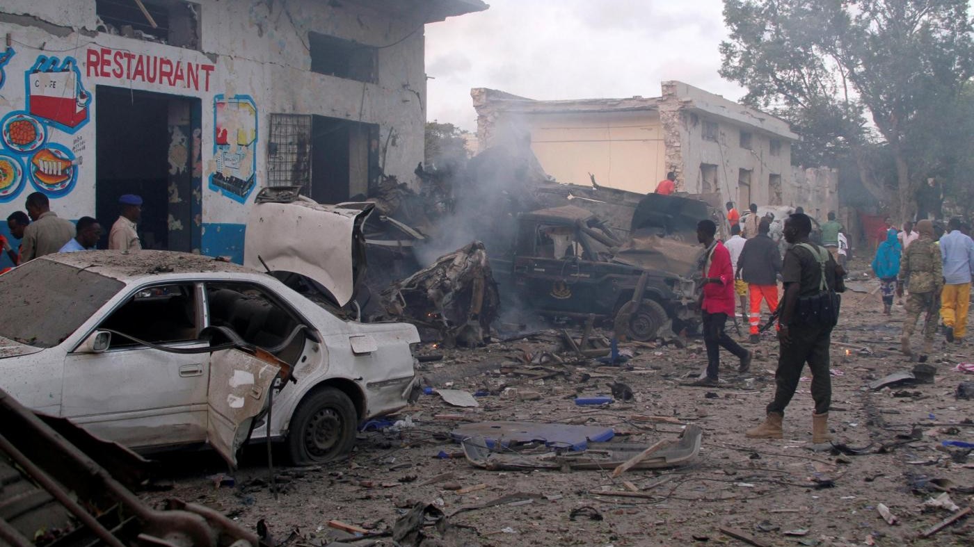 Somalia, autobomba e kamikaze nel centro di Mogadiscio: almeno 25 morti