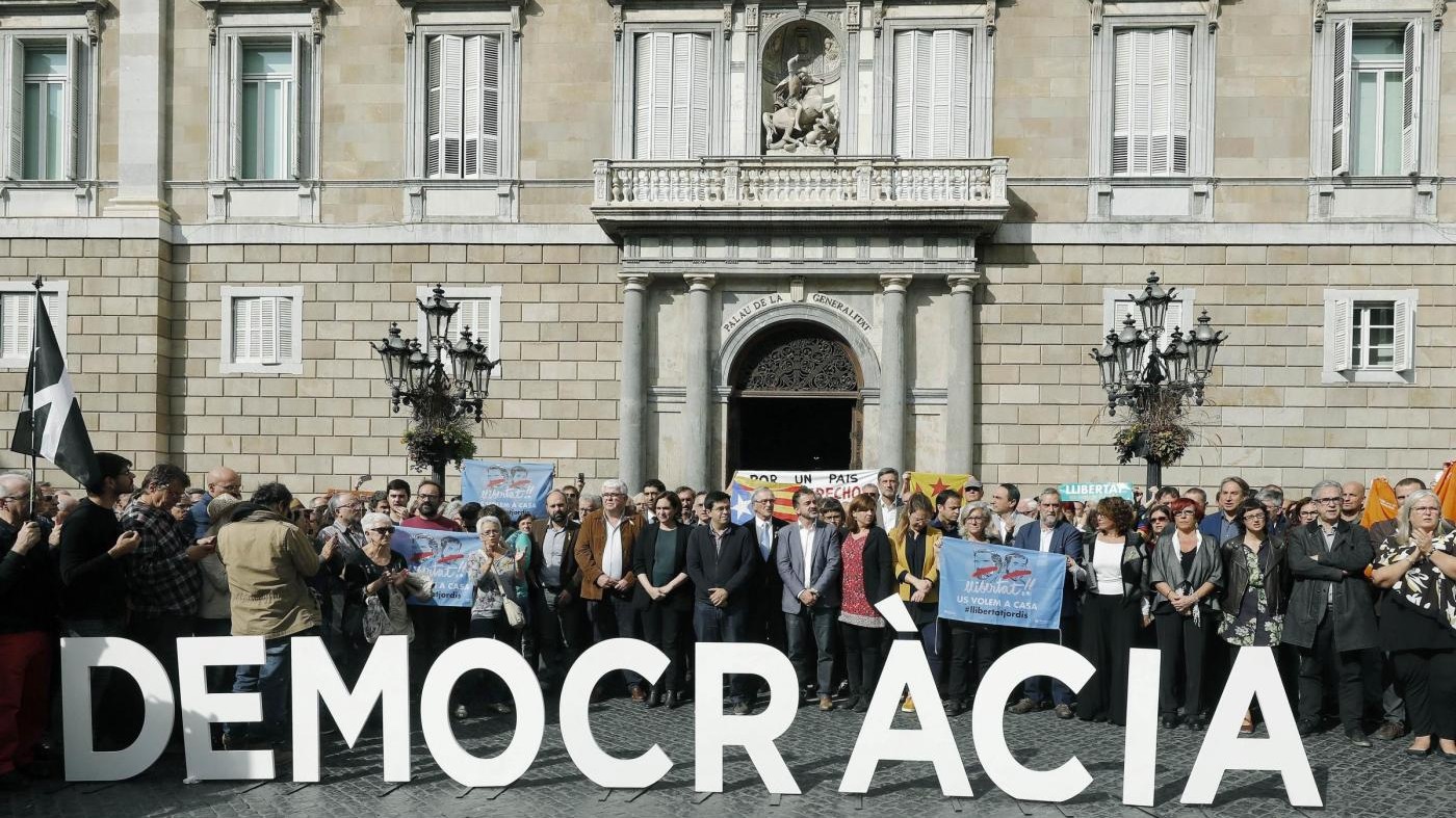 Catalogna, gli ex ministri dal giudice. In piazza i sostenitori di Puigdemont e Govern