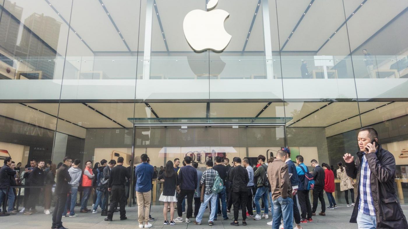 E’ uscito l’IPhoneX, da Roma a Pechino: in coda negli Apple Store