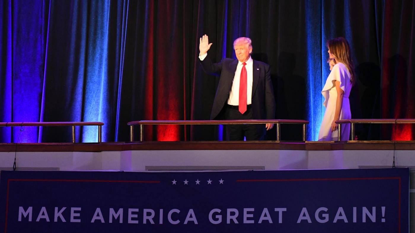 Dalla mano negata di Melania al Russiagate: l’anno da presidente di Trump