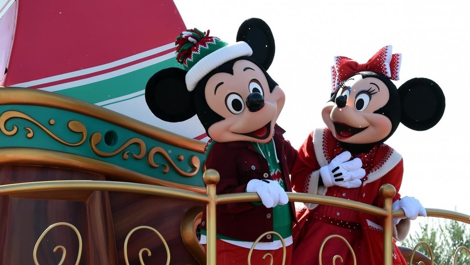 Immagini Natalizie Topolino E Minnie.A Disneyland Di Tokyo E Gia Natale La Sfilata Con Topolino E Minnie
